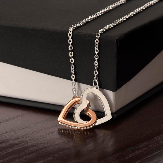 Halsband med sammanflätade hjärtan